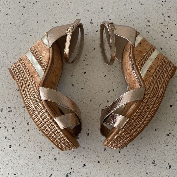 Gianni Bini Women Cork Wedge Metallic Gold Ankle Strap Platform Sandals Size 10 - Picture 4 of 16